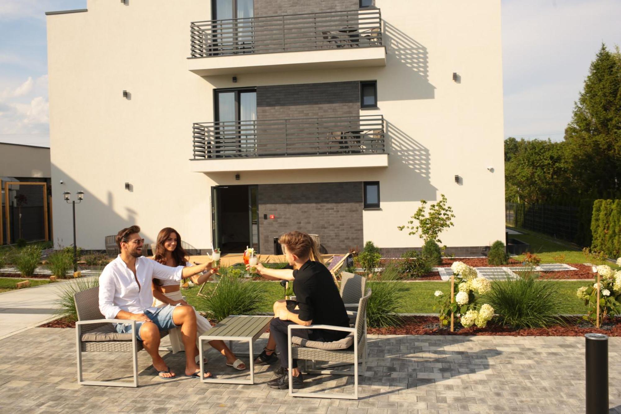 Resto Inn - Smart Apartamenty Blisko Energylandii Polwies Exteriör bild